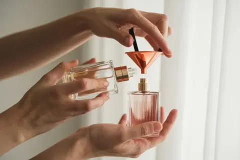 Jak przelać perfumy bez strat – krok po kroku do nowej butelki