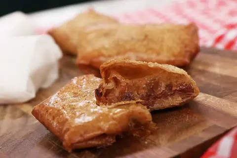 Krispiga filodegsrutor med söt fyllning, perfekta för ett enkelt filodeg recept.
