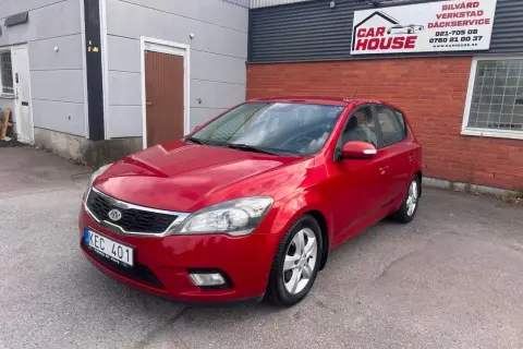 Röd Kia Ceed till salu, parkerad utanför Car House. En pålitlig bil för vardagsbruk.