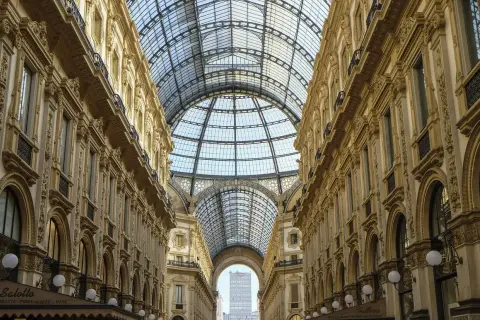 Wspaniałe, zabytkowe arkady Galleria Vittorio Emanuele II w Mediolanie, gdzie nietypowe atrakcje czekają na odkrycie pod szklanym dachem.