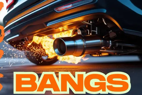 El tubo de escape de un coche lanza llamas y chispas, creando un espectáculo de "pops and bangs" que resuena en la noche.
