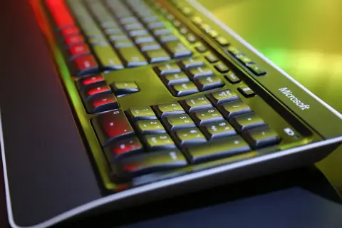 Klawiatura Microsoft z podświetlanymi klawiszami. Idealna do efektywnego multitaskingu, jak pracować na dwóch monitorach.