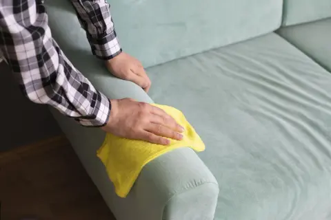 Jak usunąć plamy z kanapy? Sprawdzone metody i triki eksperta