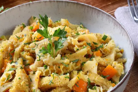 Trippa ricetta della nonna in ciotola, con carote e prezzemolo fresco. Un piatto tradizionale che profuma di casa.