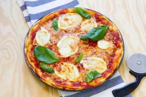 Jak zrobić pizzę Margherita - prosty przepis na idealną pizzę w domu
