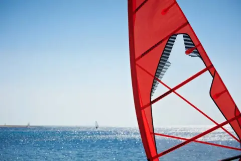 Jak dobrać żagiel do windsurfingu? Poradnik eksperta Aleksa Wysockiego