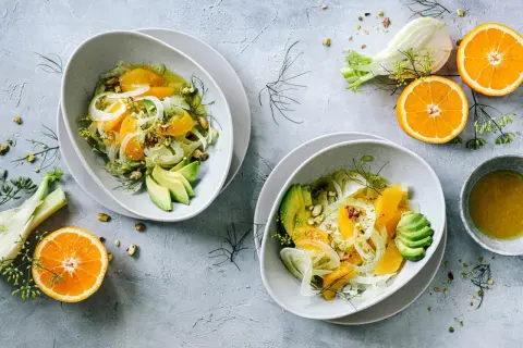 Salade fraîche et colorée de fenouil, orange, avocat et pistaches, arrosée d'une vinaigrette légère. Un délice pour les papilles.