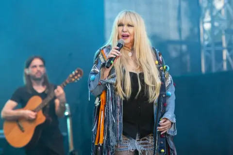 Maryla Rodowicz śpiewa "Wielka woda", w tle gitarzysta.
