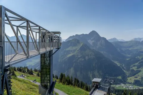Moderne Aussichtsplattform mit Glasaufzug am Walmendinger Horn, umgeben von majestätischen Alpen.