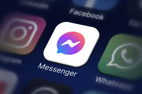 Ikona aplikacji Messenger na ciemnym tle, obok ikon Instagram, Facebook i WhatsApp.
