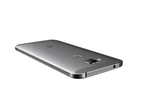 El elegante Huawei GX8 plateado, con su cámara trasera y sensor de huellas dactilares, se muestra en un ángulo dinámico.