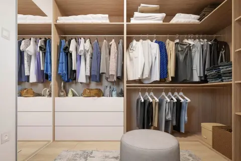 Armarios por dentro: ideas de organización con ropa colgada y doblada, bolsos y cajones.