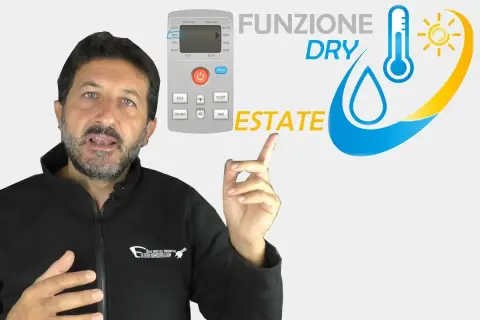 Uomo indica il simbolo deumidificatore condizionatore "DRY" sul telecomando, con grafica estiva.