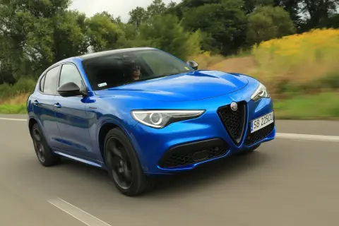 Niebieskie Alfa Romeo Stelvio na drodze. Poznaj jego wymiary i poczuj wolność jazdy.