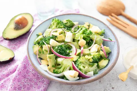 Salade fraîche de brocolis, avocat, œuf dur et oignon rouge. Une recette simple et colorée pour un repas léger.