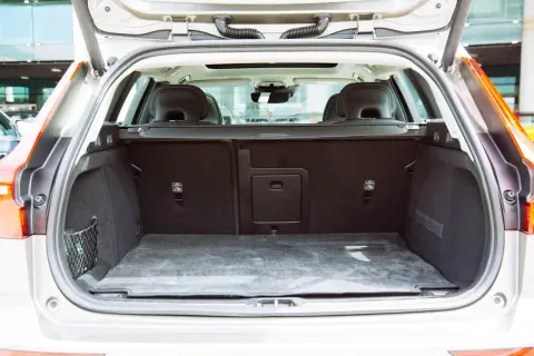Tomt volvo v60 bagageutrymme med nätficka på sidan. Perfekt för helgutflykten eller storhandling.