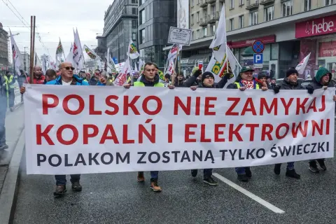 Protestujący niosą transparent "POLSKO NIE ZAMYKAJ KOPALŃ I ELEKTROWNI POLAKOM ZOSTANĄ TYLKO ŚWIECZKI". Sprzeciw wobec programu dobrowolnych odejść.