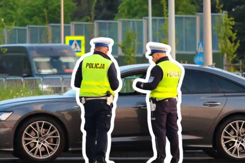 Policjanci kontrolują kierowcę, który prawdopodobnie otrzyma mandat za jazdę z hakiem.