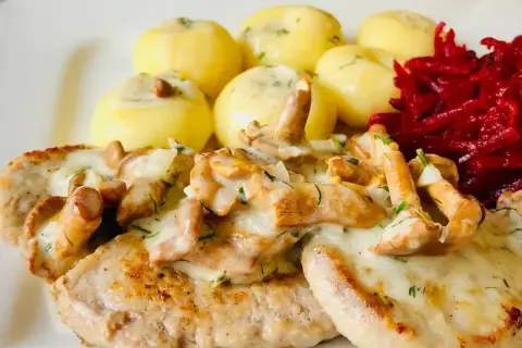 Polędwiczki w sosie kurkowym z ziemniaczkami i buraczkami. Idealna surówka do polędwiczek w sosie kurkowym to właśnie buraczki.