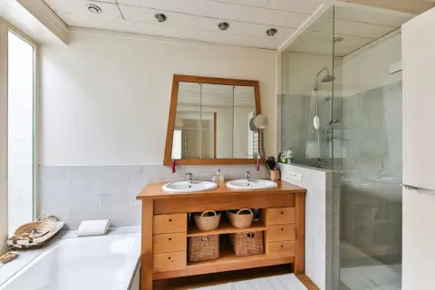 Baño moderno con doble lavabo y ducha acristalada. La limpieza mampara ducha es clave para mantener este espacio impecable.