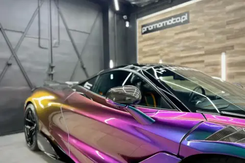 Efektowna zmiana koloru sportowego auta dzięki car wrappingowi. Metaliczny połysk przechodzi od żółtego do fioletu.