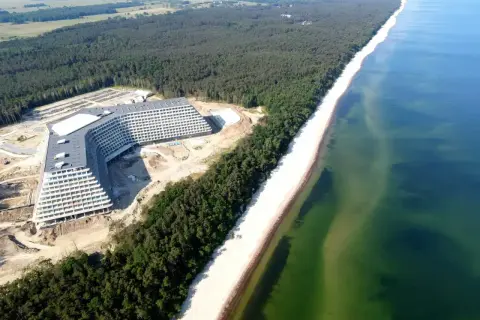 Nowy hotel Gołębiewski w Pobierowie, rozległy kompleks hotelowy tuż przy piaszczystej plaży i sosnowym lesie, wciąż w budowie.