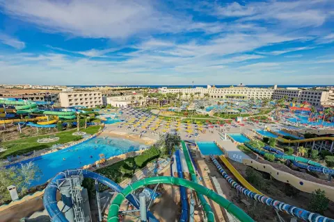 Wodne szaleństwo w Hawaii Paradise Aqua Park Resort: zjeżdżalnie, baseny i palmy pod błękitnym niebem.