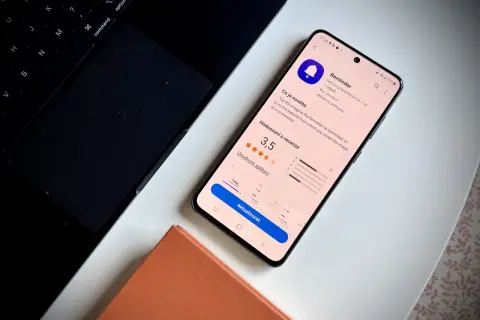 Aplikacja Reminder na ekranie telefonu Samsung. Pokazuje ocenę 3,5 gwiazdki i przycisk "Aktualizować".