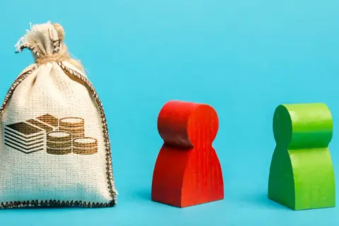 Worek z pieniędzmi i dwie figurki symbolizujące uznanie długu.