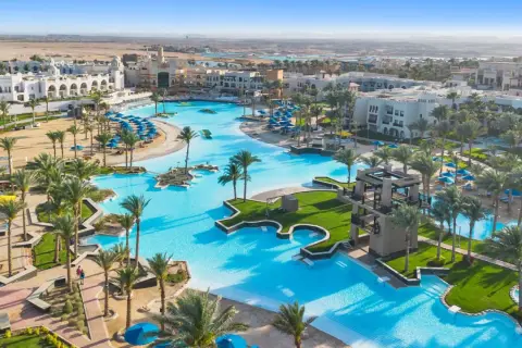 Piękny kompleks basenów i budynków hotelowych z palmami. Idealne miejsce na wakacje, jak sugerują opinie o Pickalbatros Oasis Port Ghalib.