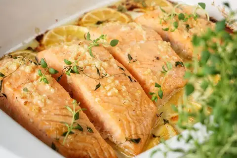 Saftige Lachsfilets mit Knoblauch und Zitrone, ein köstliches Gericht, das perfekt zu vielen Lachs Rezepten passt. Frisch aus dem Ofen.
