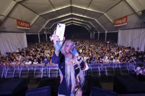 Leticia Sabater en Zaragoza, actuando ante una multitud e inmortalizando el momento con su móvil.