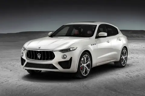 Biały Maserati Levante na pustkowiu. Sprawdź aktualną maserati levante cena i odkryj luksus.