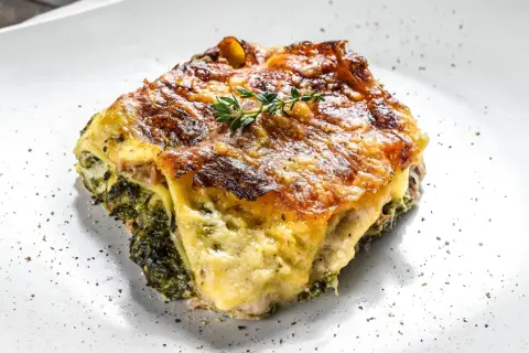 Herzhafte Lasagne mit Spinat und Käse überbacken, ein köstliches Gericht für Ihre Spinat Rezepte Sammlung.