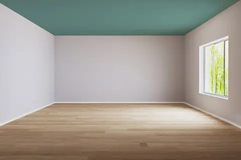 Leeres Zimmer mit hellem Holzboden und einem Fenster mit Blick auf grüne Bäume. Tolle Ideen für ein kleines Schlafzimmer streichen: eine Wand in hellem Grau, die Decke in einem beruhigenden Türkis.
