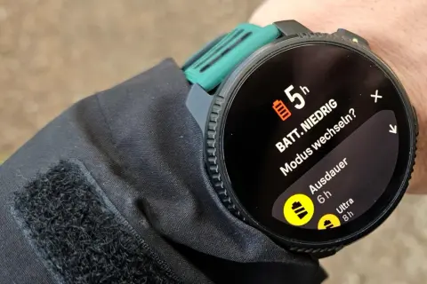 Suunto Vertical Test: Niedriger Akkustand (5h) mit Optionen für Ausdauer (6h) und Ultra (8h) Modus.