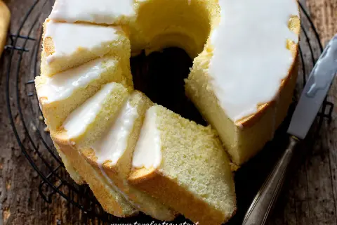 Delizioso chiffon cake al limone glassato, pronto per essere gustato.