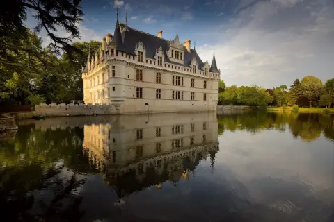 Magnifique château d'eau, parfait pour un road trip inoubliable à travers les châteaux de la Loire. Sa réflexion dans l'eau est féerique.