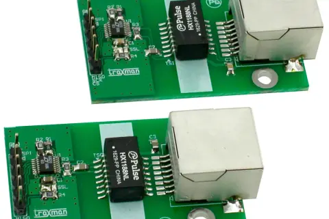 Dwie zielone płytki drukowane z elementami elektronicznymi, złączami i chipem SPI.
