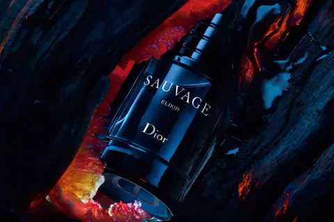 Dior Sauvage Elixir w ciemnym, dramatycznym otoczeniu, otoczony płonącymi, czerwonymi elementami i wodą.
