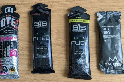 Cztery żele energetyczne do biegania: OTE Berry Super Gel, dwa SiS Beta Fuel (truskawka-limonka i jabłko z nootropikami) oraz Maurten Gel 100.