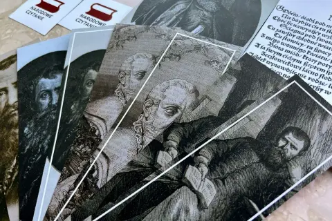 Karty z podobiznami pisarzy i fragmentami tekstów, w tym fraszka Kochanowskiego. W tle zakładki "Narodowe Czytanie".