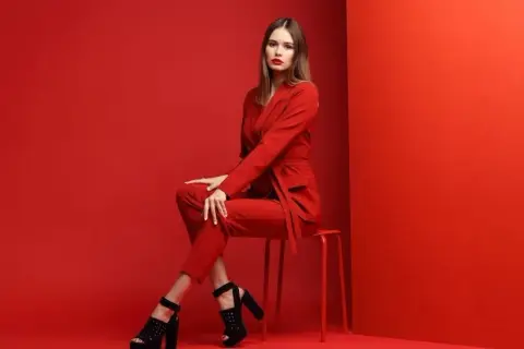 Buty do czerwonego kombinezonu: Jak stworzyć stylizację idealną?