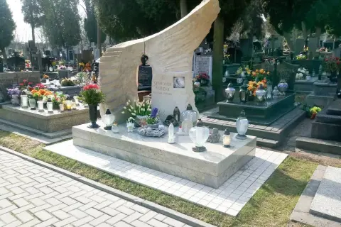 Co zamiast pomnika na cmentarzu? Odkryj nietypowe i ekologiczne opcje