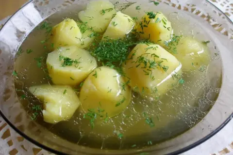 A miseczka pełna aromatycznego rosołu z ziemniakami i świeżym koperkiem. Idealny na chłodne dni.