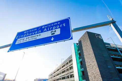 Parking Lotnisko Eindhoven: Oficjalne vs. prywatne. Oszczędź do 50%!