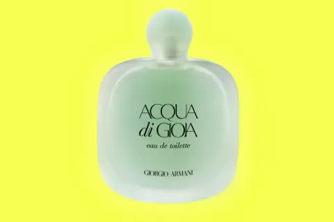 Butelka perfum Acqua di Gioia 100ml Giorgio Armani na jaskrawożółtym tle.