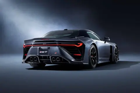 Tylna część sportowego coupe Toyota GR GT z agresywnym dyfuzorem i czterema końcówkami wydechu.