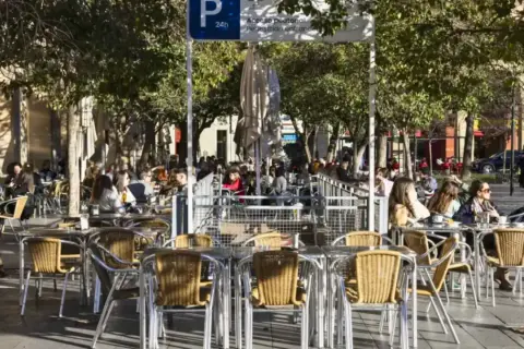 Gente disfrutando en las terrazas de la Plaza San Francisco Zaragoza, bajo la sombra de los árboles.