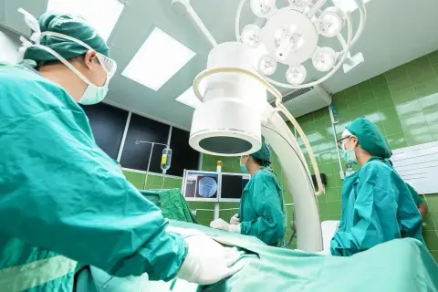 Zespół chirurgów podczas operacji. Zastanawiasz się, ile zarabia neurochirurg? To skomplikowana praca wymagająca lat nauki.